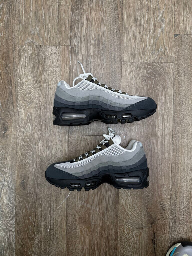 Preowned Air Max 95 Olive Size 8.5W (7M) (No Box,No Insole)