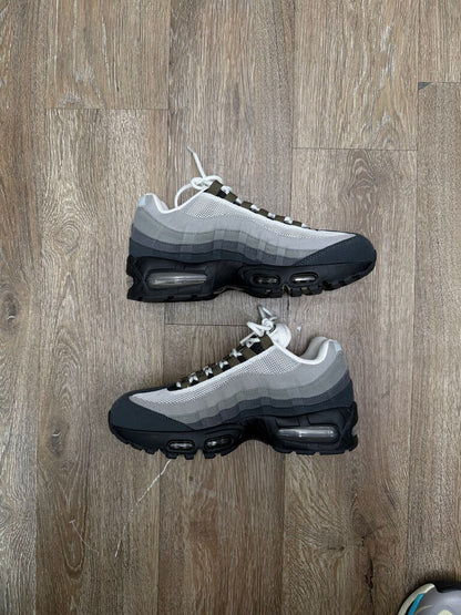 Preowned Air Max 95 Olive Size 8.5W (7M) (No Box,No Insole)