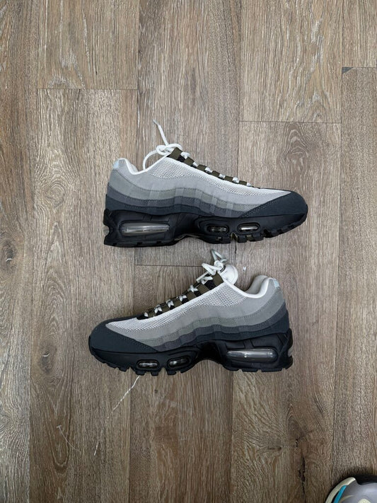 Preowned Air Max 95 Olive Size 8.5W (7M) (No Box,No Insole)