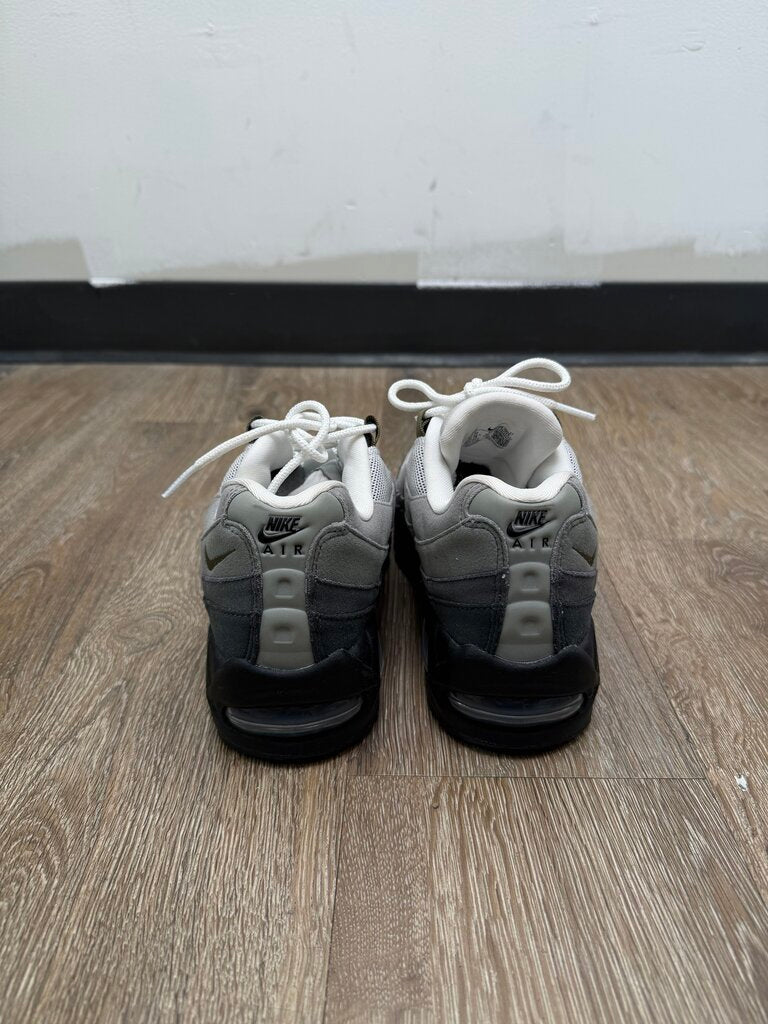 Preowned Air Max 95 Olive Size 8.5W (7M) (No Box,No Insole)