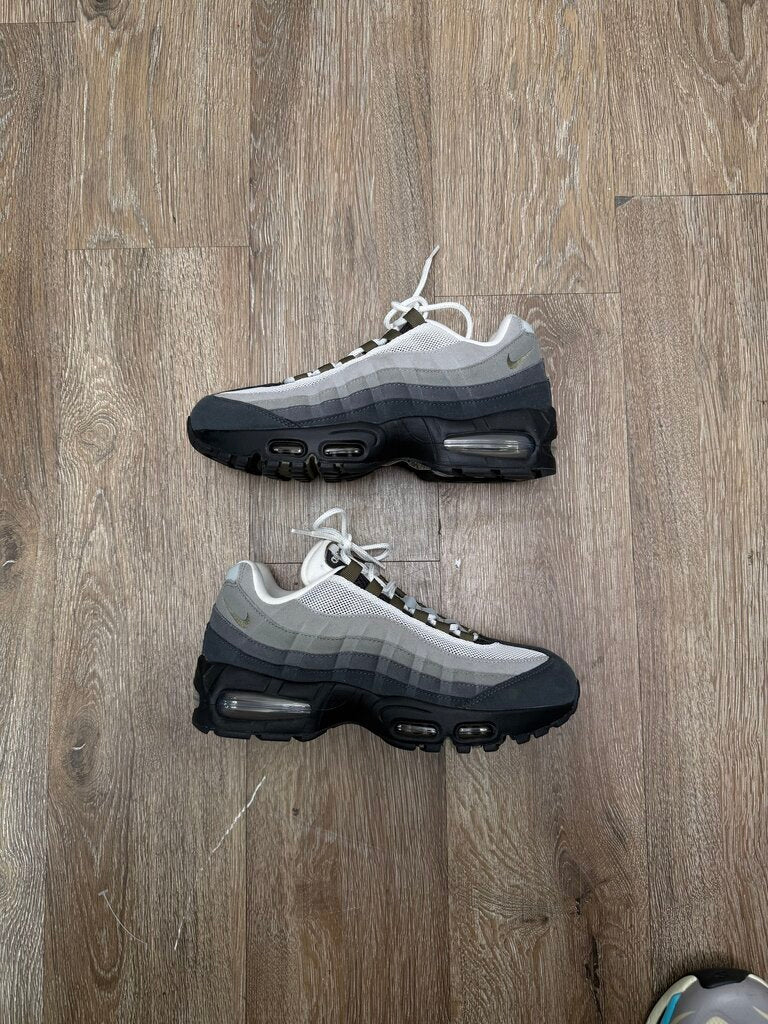 Preowned Air Max 95 Olive Size 8.5W (7M) (No Box,No Insole)