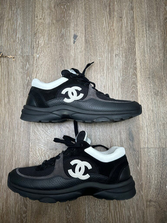 Preowned Chanel Runner White Black CC Runner sz.43