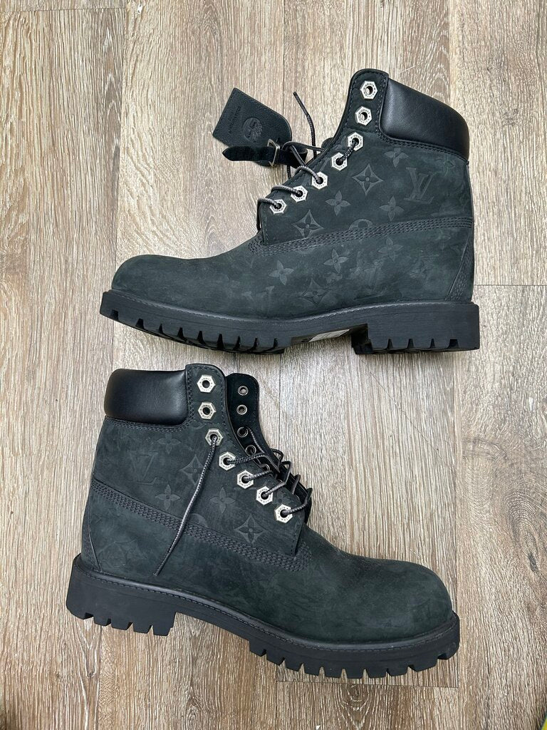 Preowned Louis Vuitton Black Monogram Timberland sz.9M (NO BOX)
