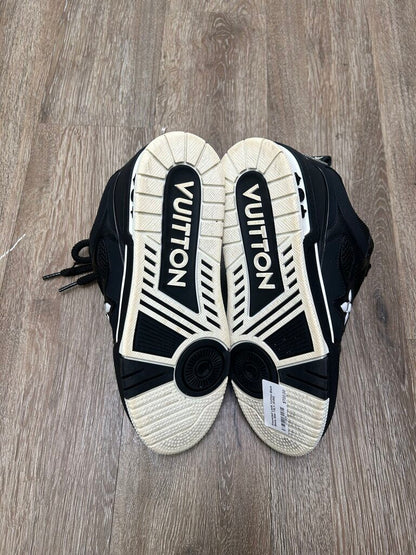 Preowned Louis Vuitton Black Skate Size 7.5LV (9.5M)