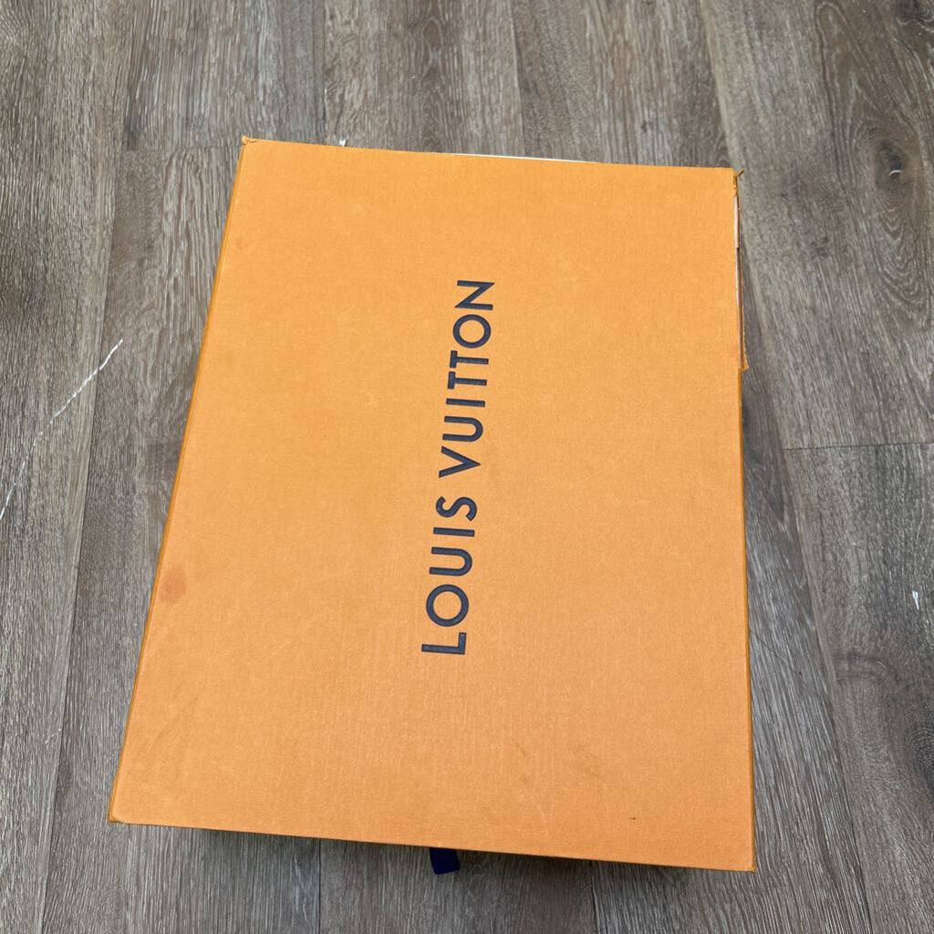Preowned Louis Vuitton Skate Green Size 9LV (11M)
