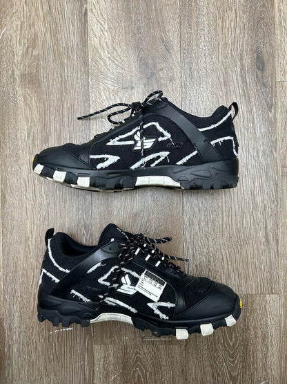 Preowned Sicko Hiking Black Distressed Size 9
