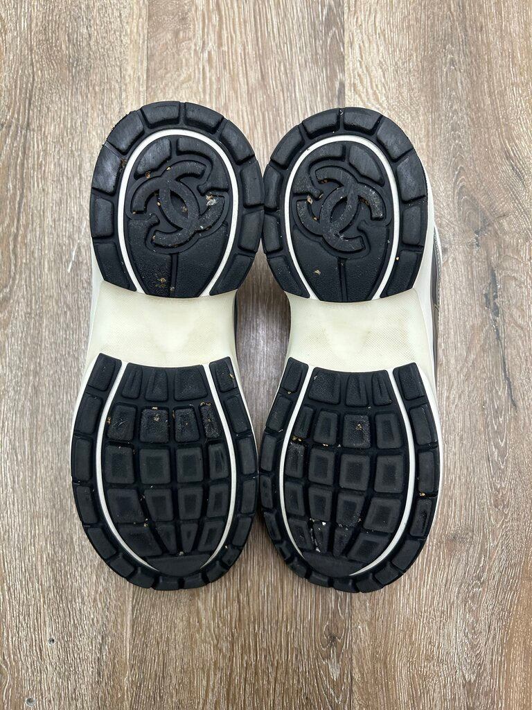 Preowned Chanel White Silver Runner Sz.42