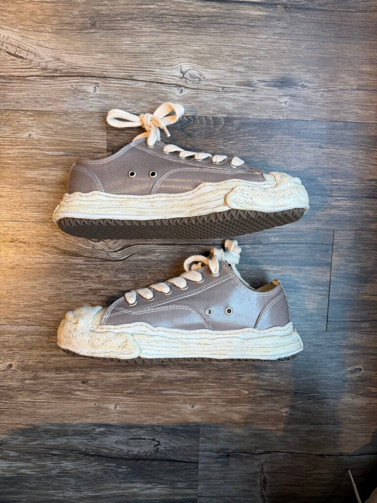 Preowned MMY Converse Low Grey Wax Size 44