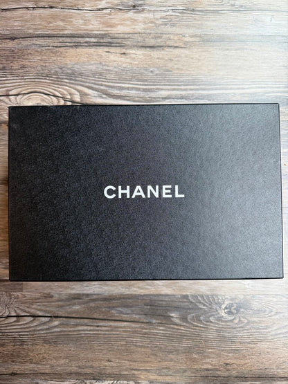 Preowned Chanel White Black Runner size 38