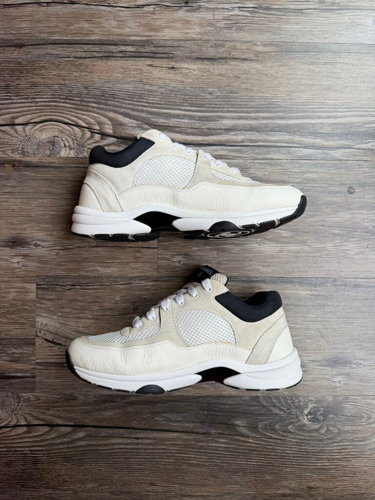 Preowned Chanel White Black Runner size 38