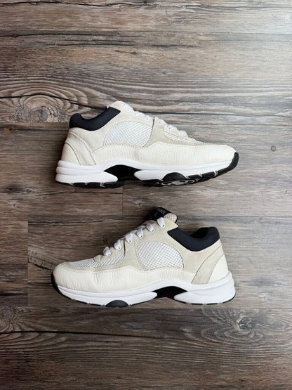 Preowned Chanel White Black Runner size 38