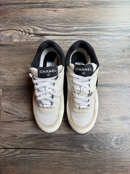 Preowned Chanel White Black Runner size 38