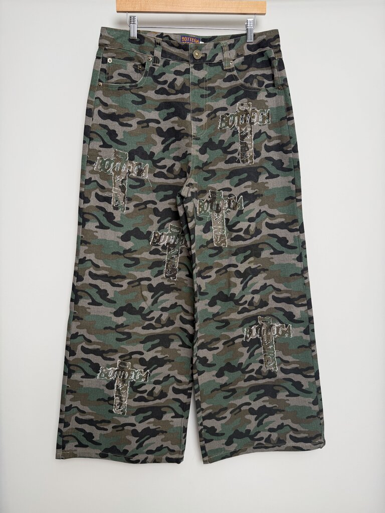New Bootlega Desires Green Camo Pants size 32