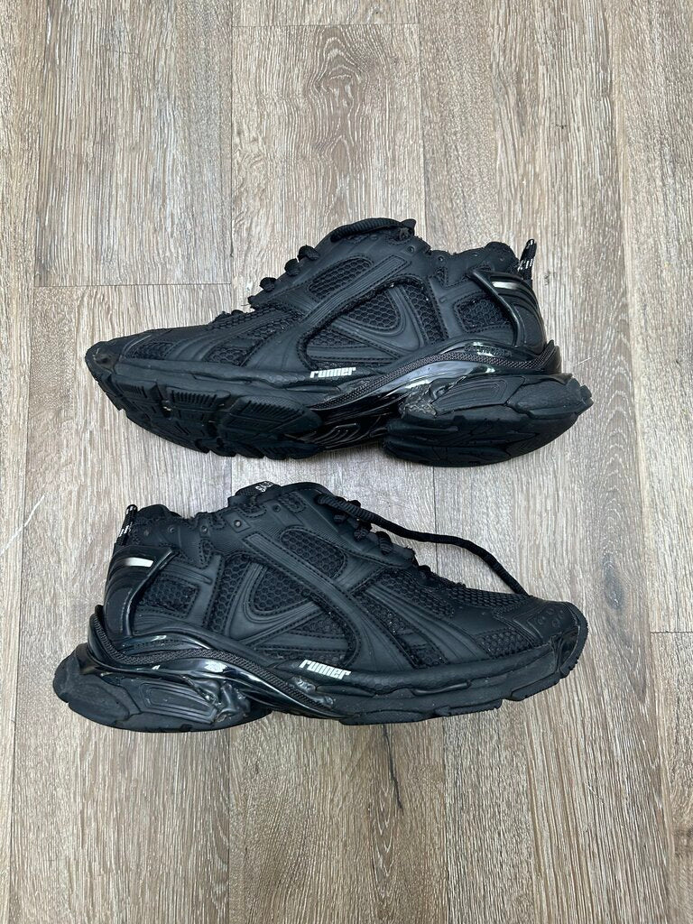 Preowned Balenciaga All Black Runner Sz.44