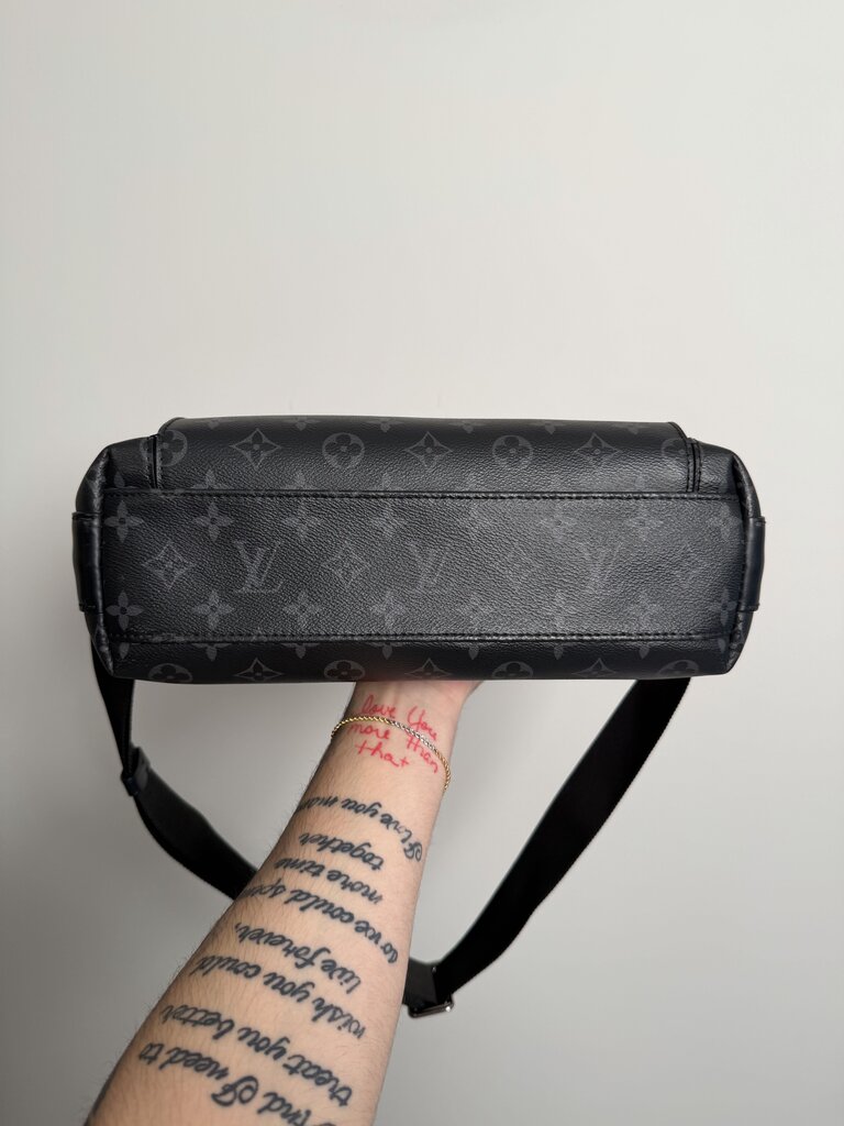 Preowned Louis Vuitton Monogram District Side Bag
