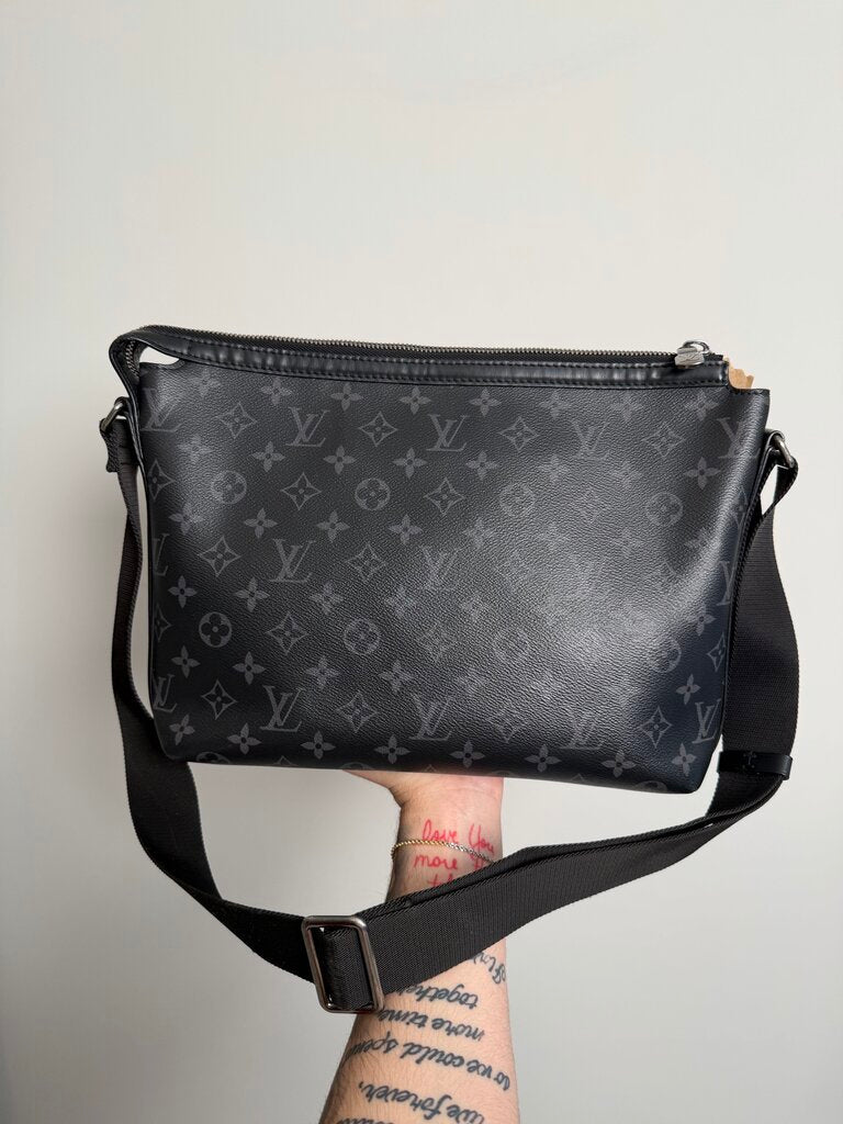 Preowned Louis Vuitton Monogram District Side Bag