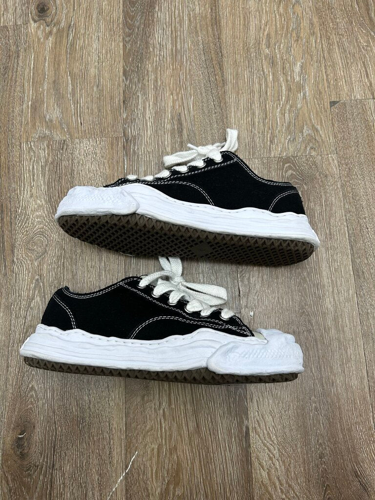 Preowned MMY Hank Low Black White Sz.44
