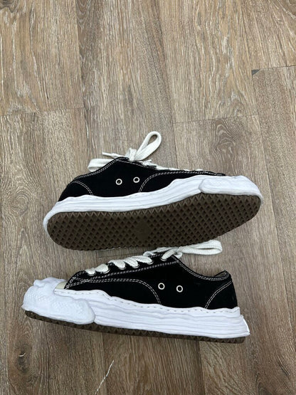 Preowned MMY Hank Low Black White Sz.44