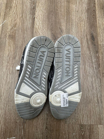 Preowned Louis Vuitton Grey Denim Monogram White Trainer sz.7.5LV(9.5M)