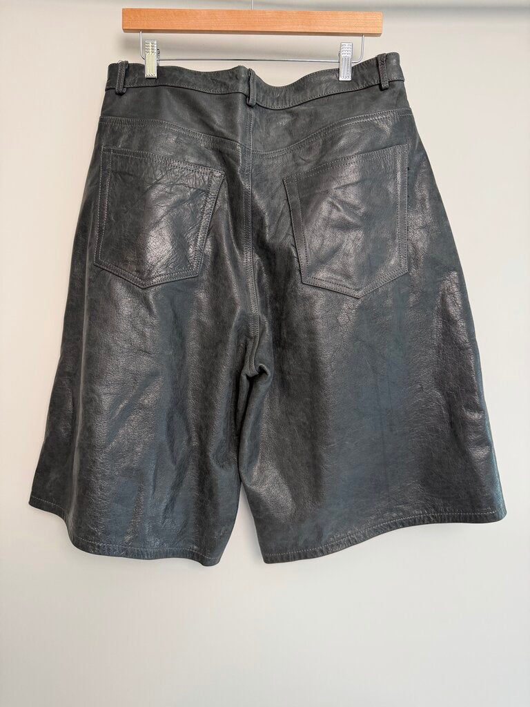 Preowned GV Gallery Black Leather Shorts Size M