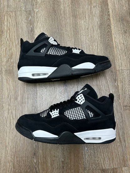 Preowned Jordan 4 White Thunder Sz.12 (No Box)