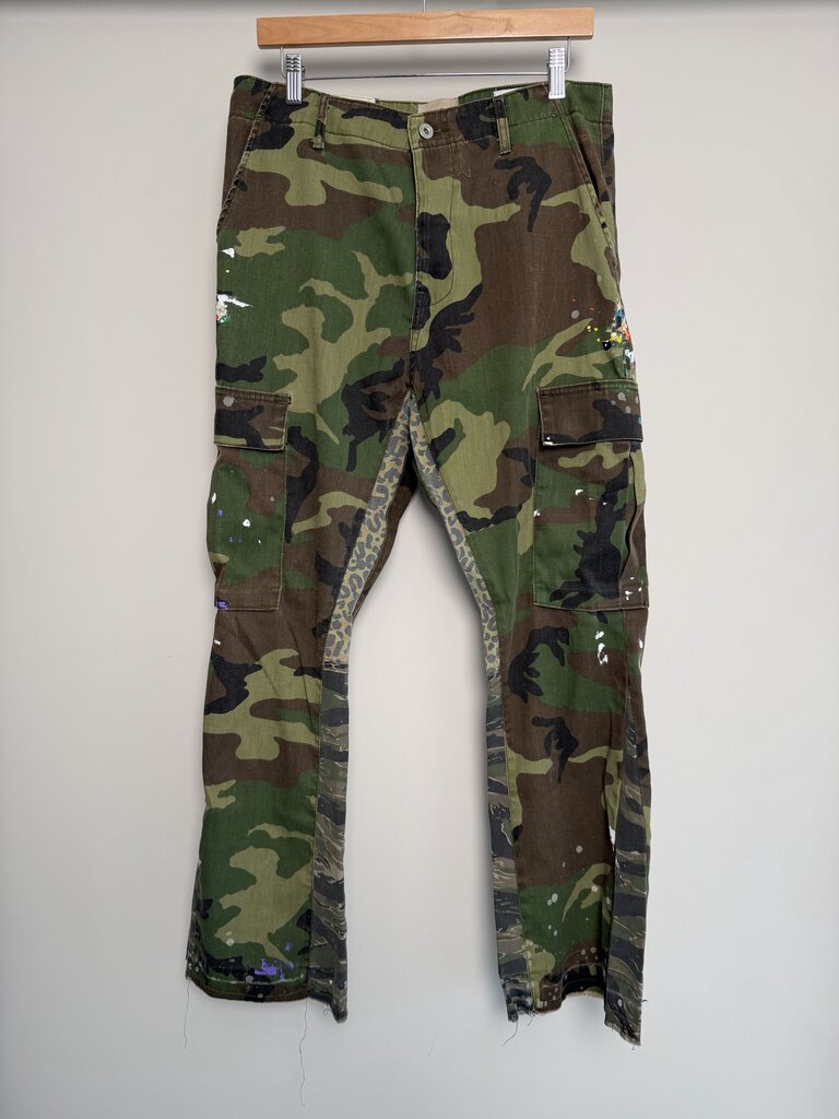 Preowned Gallery Dep Camo Flare Paint Splatter Pants size 32