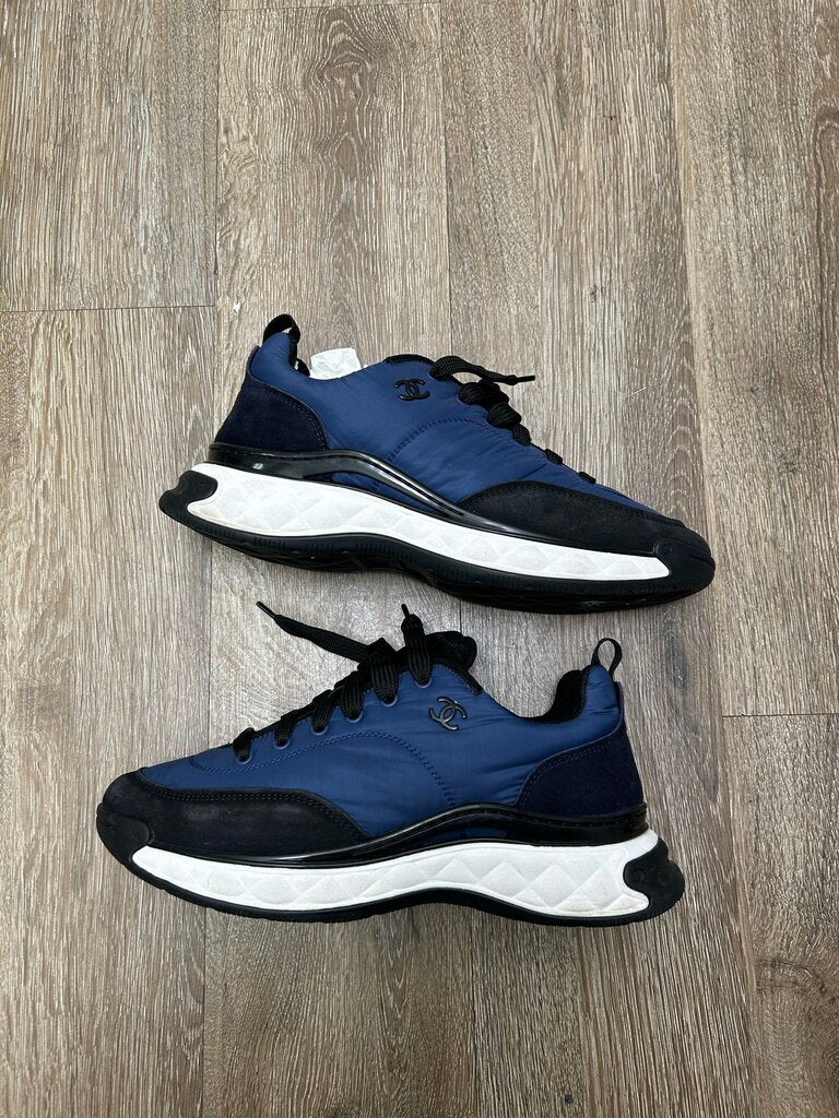 Preowned Chanel Navy Mini cc Sneaker sz.42