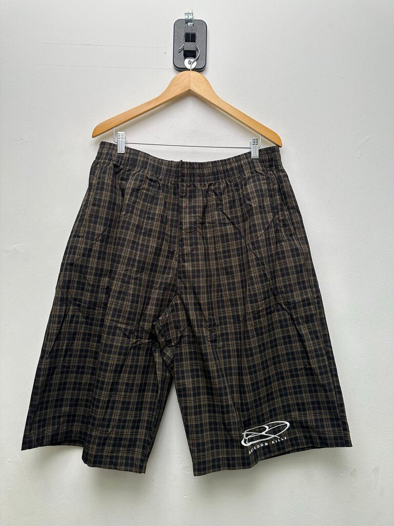 New Boredom Kills Plaid 3/4 Shorts Size Small