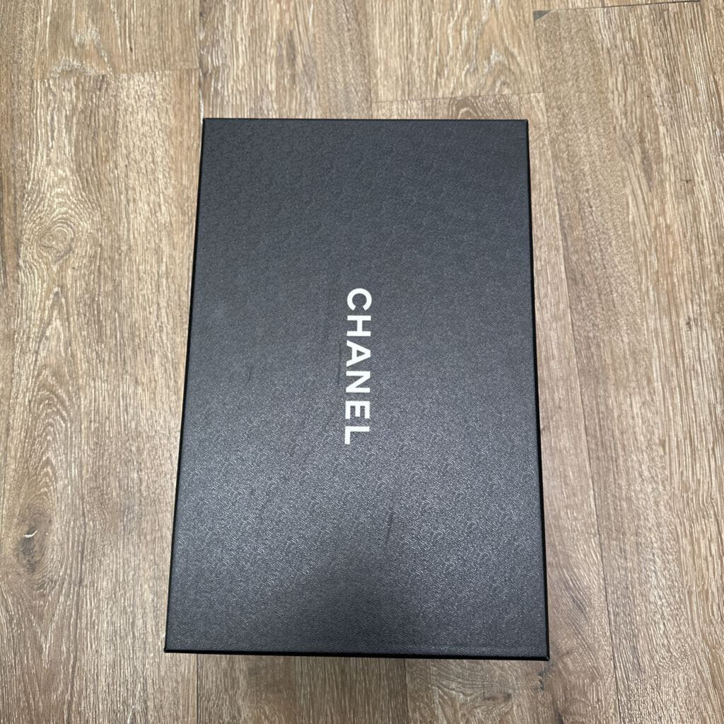 Preowned Chanel Silver Gold White Runner Sz.42