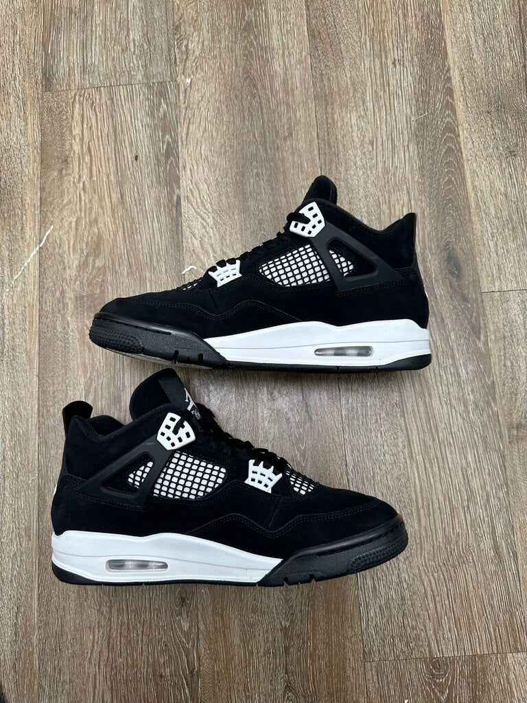 Preowned Jordan 4 White Thunder Sz.10.5 (No Box)