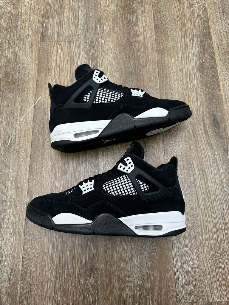 Preowned Jordan 4 White Thunder Sz.10.5 (No Box)