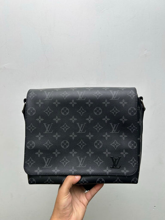 Preowned Louis Vuitton District Monogram Messenger Bag