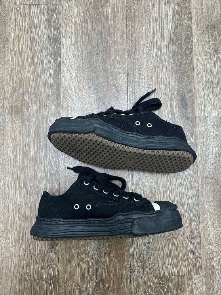 Prewowned MMY Triple Black Converse sz.40