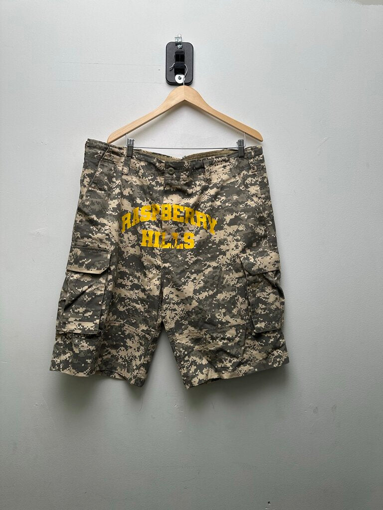 Preownee Gv Gallery Digital Camo Spellout Shorts Size XL
