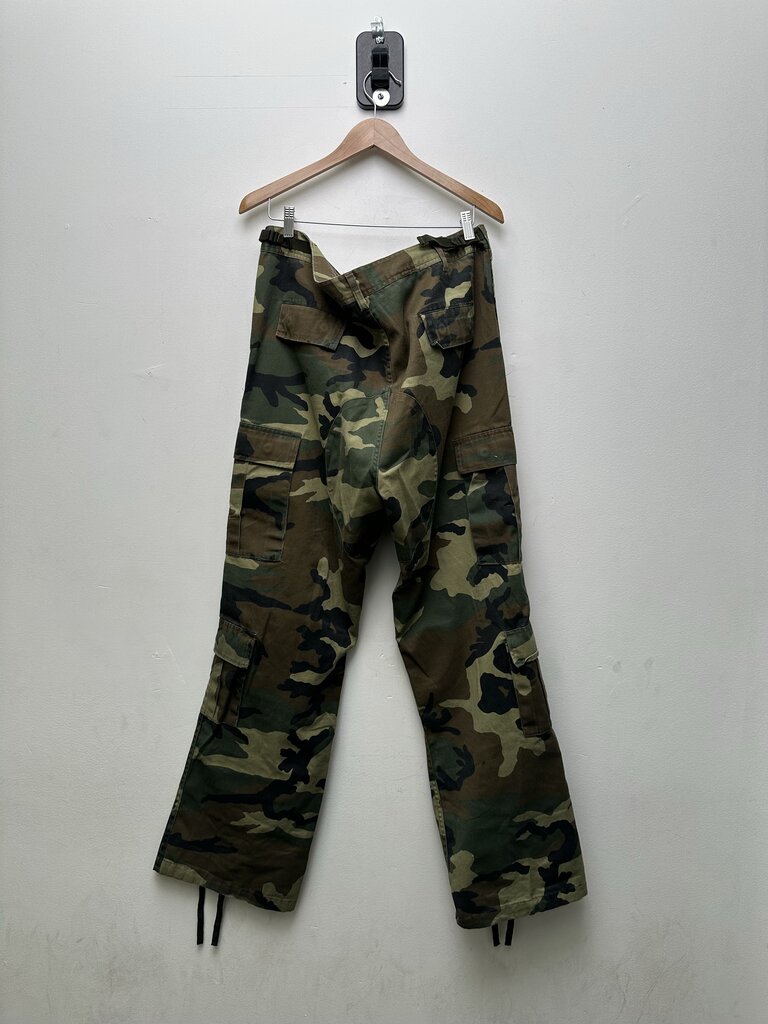 Preownee Gv Gallery Camo Spellout Cargo Pants Size XL