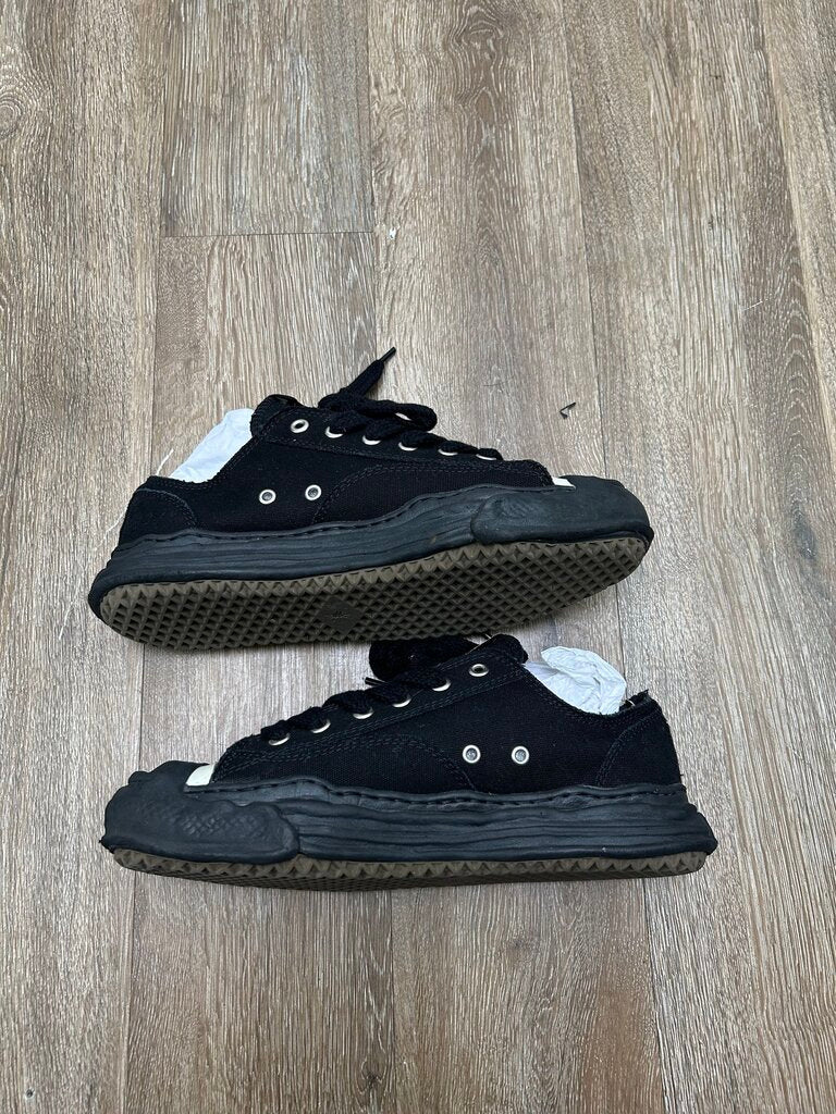 Preowned MMY Triple Black Converse sz.45