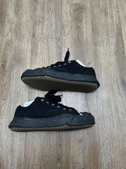 Preowned MMY Triple Black Converse sz.45