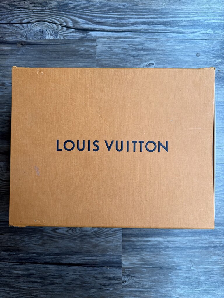 Preowned Louis Vuitton Discovery Blue size 9LV(11)