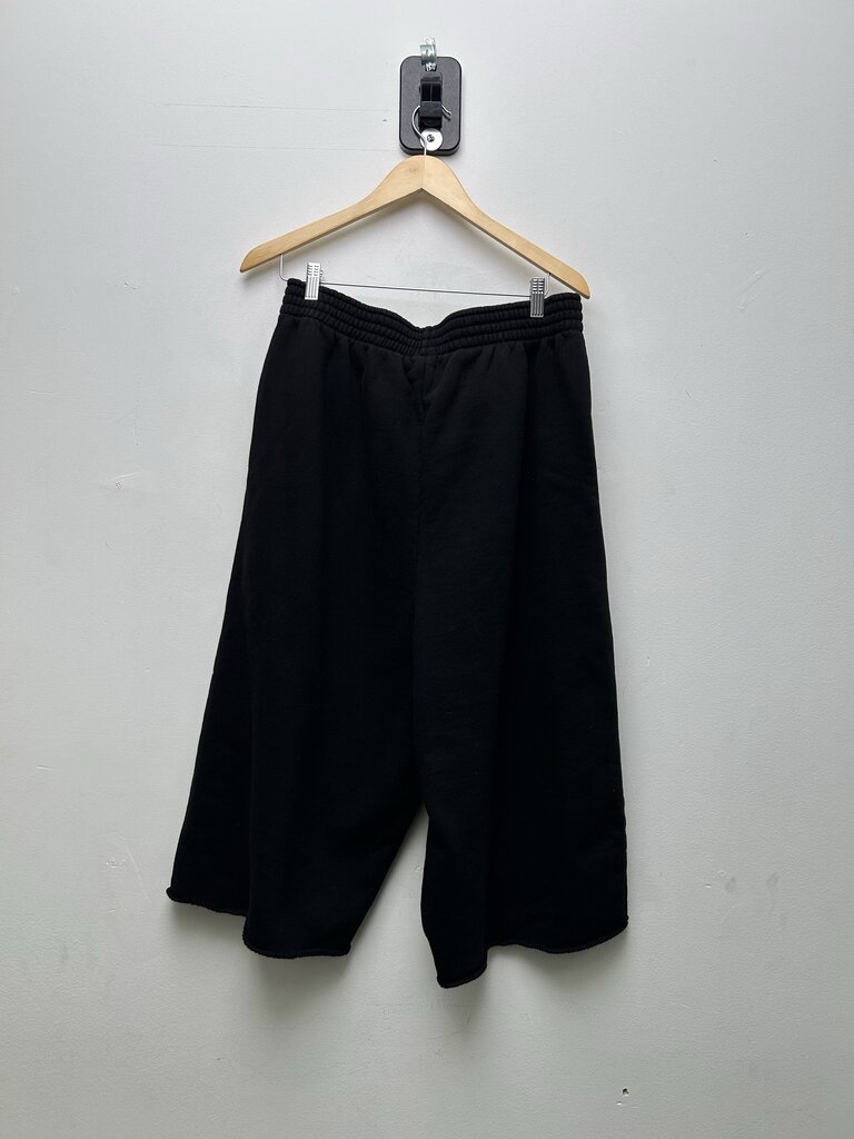 New GV Gallery 3/4 Black Cutoff Spellout Sweatshorts sz.M