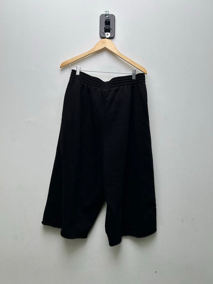 New GV Gallery 3/4 Black Cutoff Spellout Sweatshorts sz.M