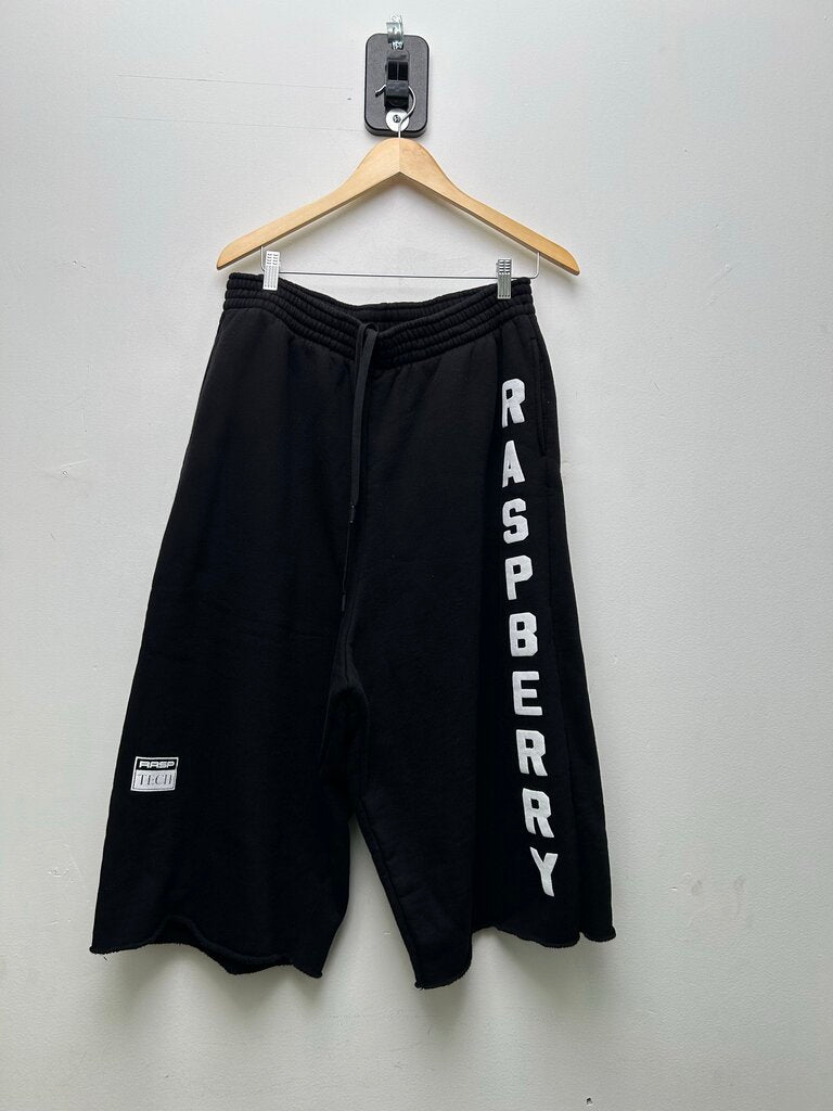 New GV Gallery 3/4 Black Cutoff Spellout Sweatshorts sz.M