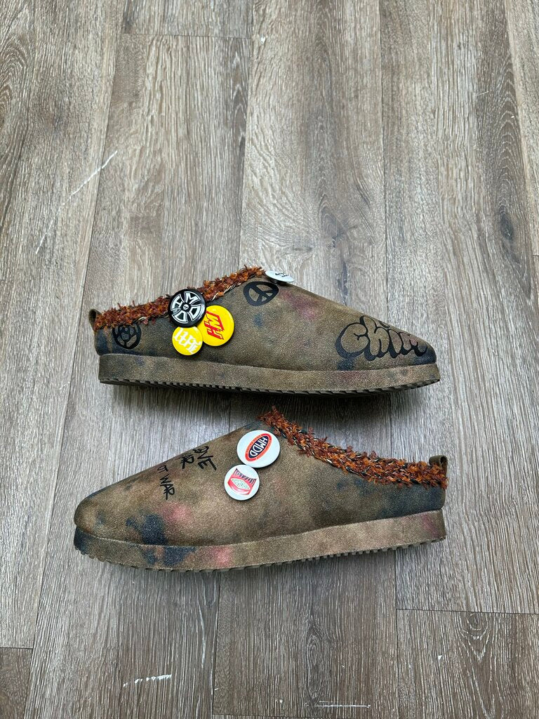 New HMDD Graffiti Pin Slippers Sz.10