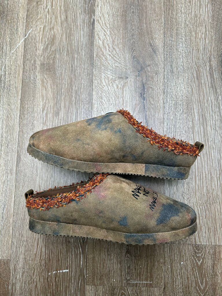 New HMDD Graffiti Pin Slippers Sz.10