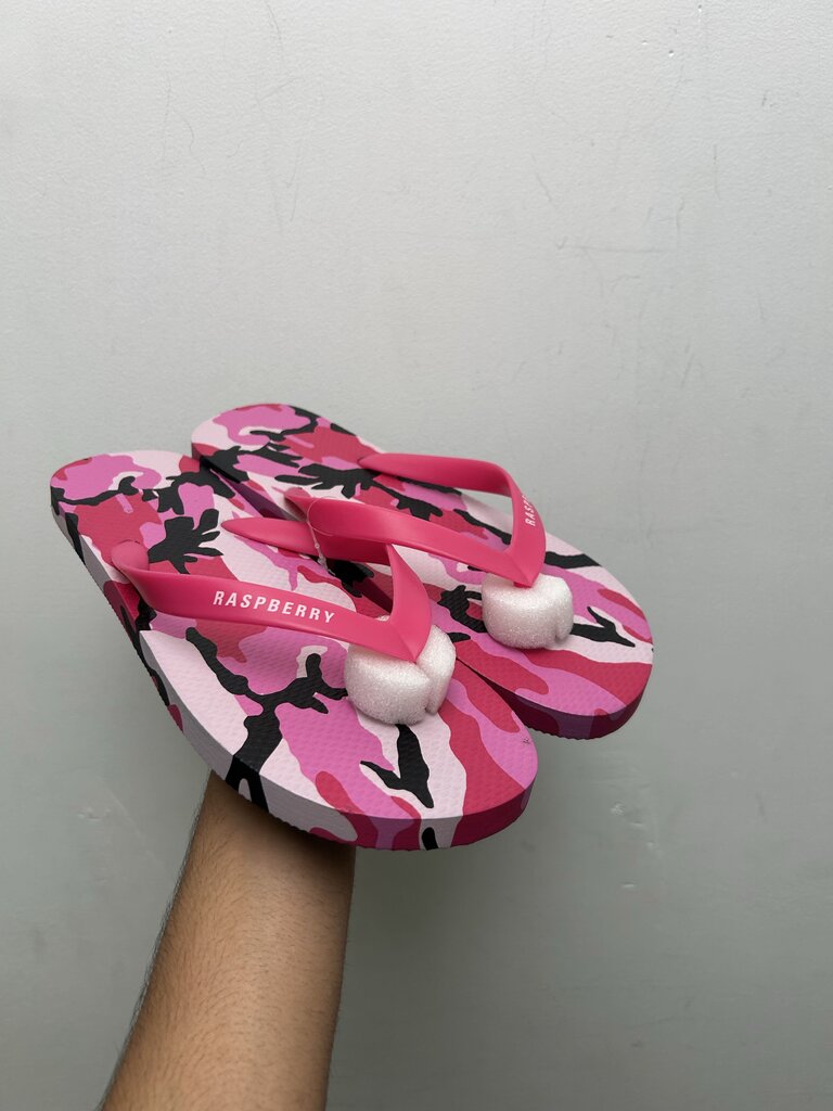 New GV Gallery Pink Camo Flip Flops sz.10