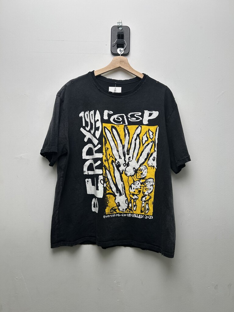 Preowned GV Gallery Black Distressed Yellow Rabbit Tee sz.M