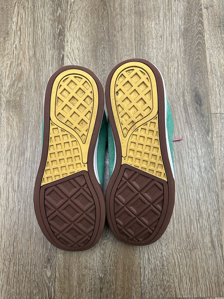 Preowned Boardflip Green Pink Size 10