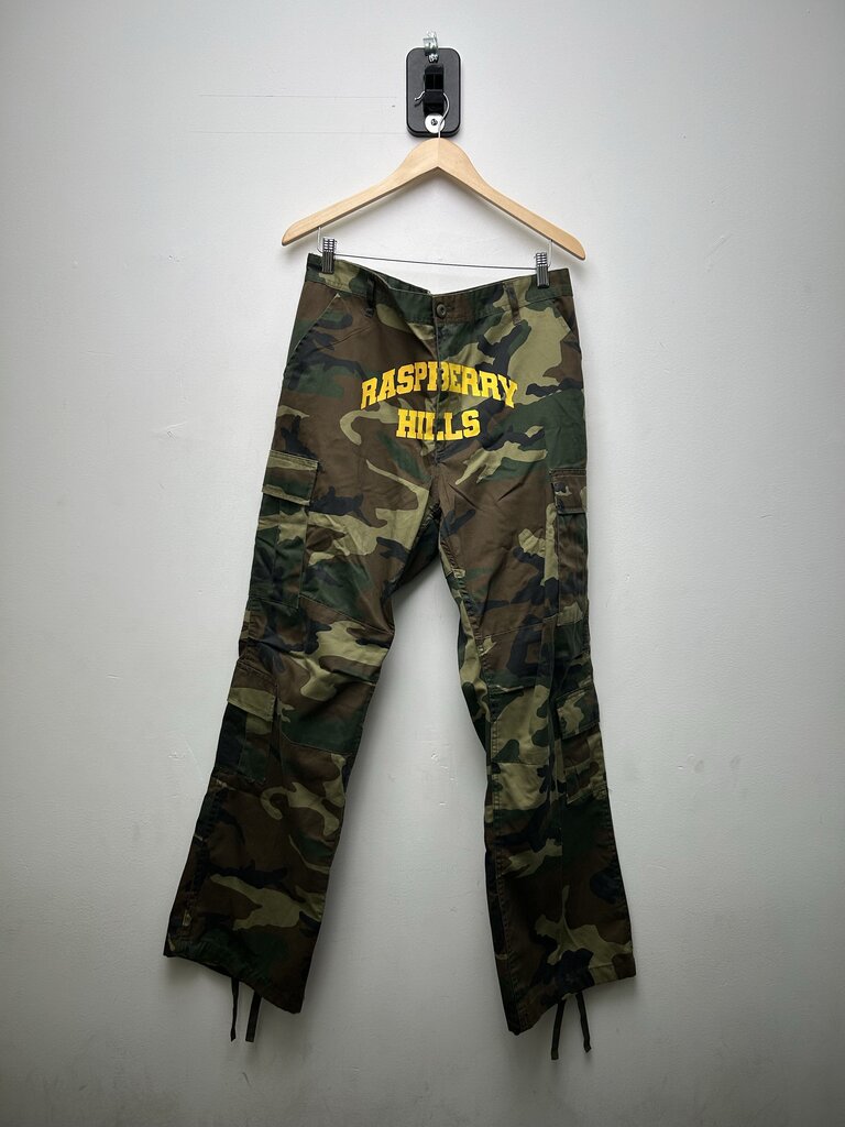 New Gv Gallery Camo Spellout Cargo pants Size Medium
