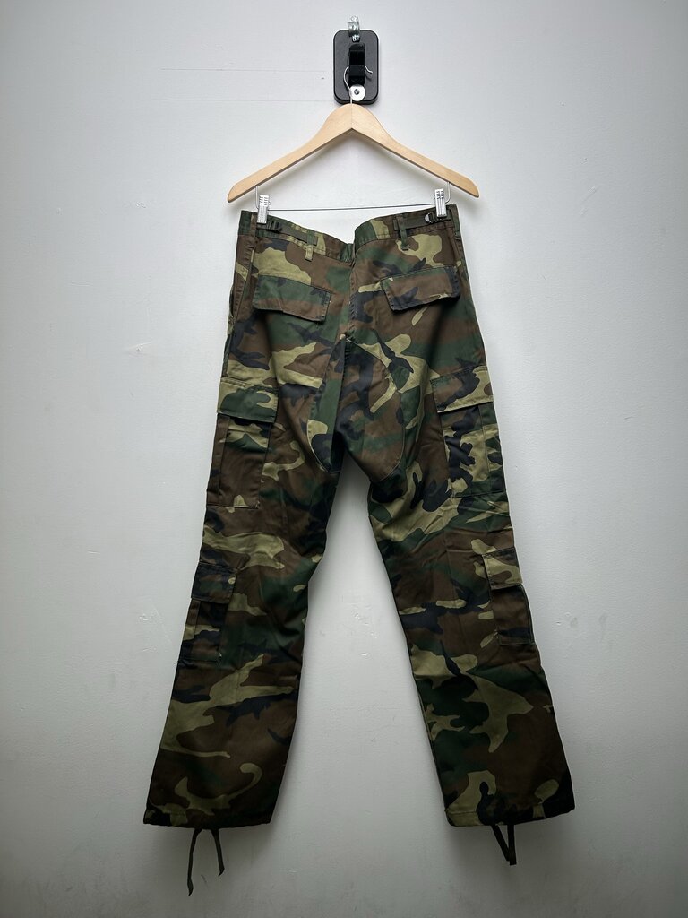 New Gv Gallery Camo Spellout Cargo pants Size Medium