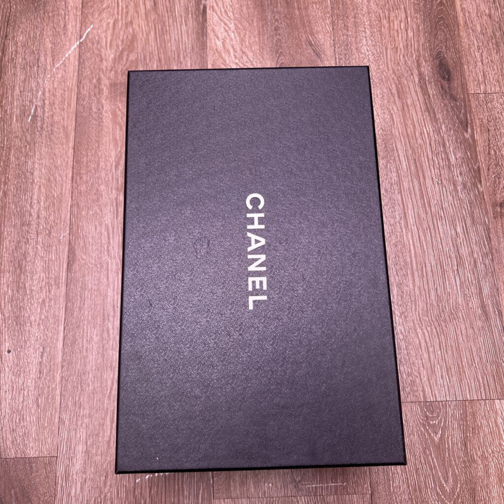 Preowned Chanel White Silver Runner Sz.39.5