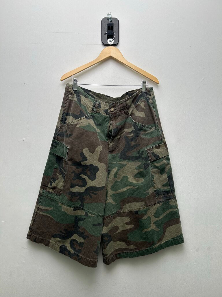 Preowned Gv Gallery Camo cargo 3/4 Shorts Size Small